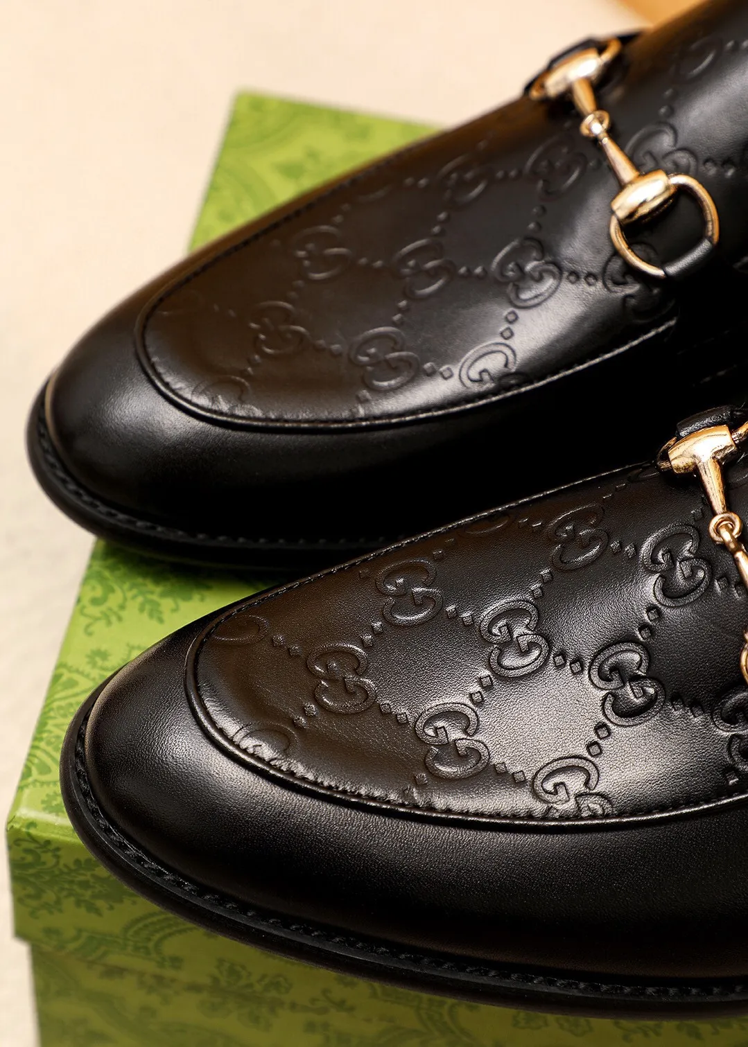 Men's shoes 💰400 💐 Product trademark: GUCCI "Gucci" casual leather shoes Regular size: 39-44 (38.45.46🉑️Customized) Product materials: Selected imported first-layer calfskin embossed upper + luxury hardware buckle, imported 🐑 sheepskin lining. Strong three-dimensional visual effect, original combination outsole Color: 1⃣️color optional